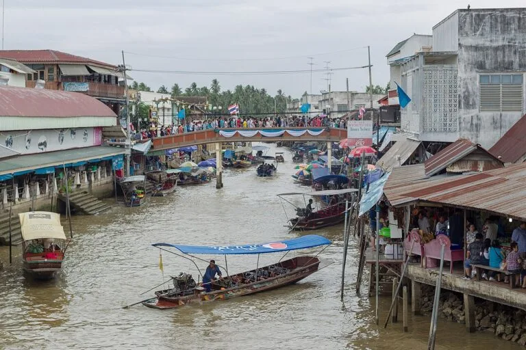 เรือและบ้านไม้ริมคลองที่ตลาดน้ำอัมพวา จังหวัดสมุทรสงคราม