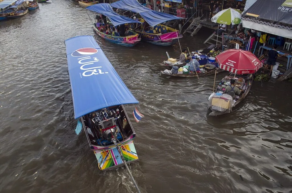 เรือนไม้และทางเดินริมคลองตลาดน้ำอัมพวา