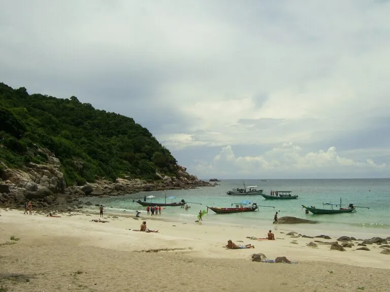 อ่าวลึกบนเกาะเต่า จังหวัดสุราษฎร์ธานี