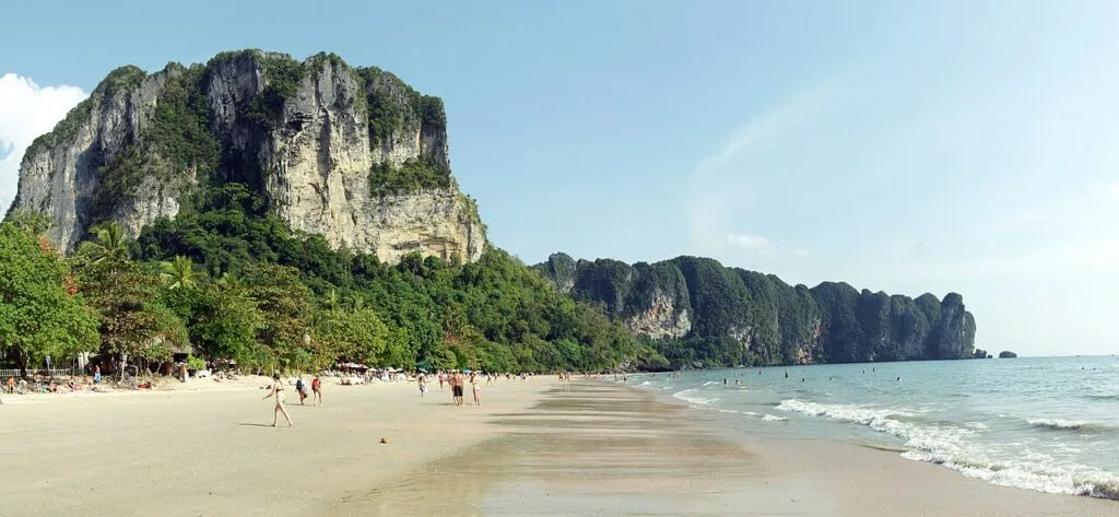 ชายหาดอ่าวนางและแนวเขาหินปูนกระบี่