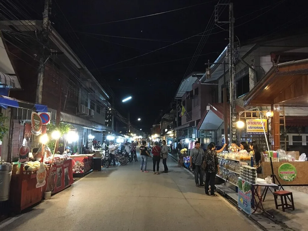 บรรยากาศถนนคนเดินและบ้านไม้เชียงคาน