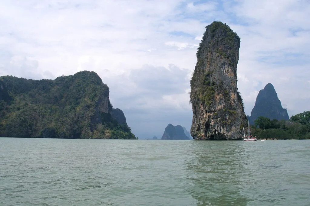 ภูเขาหินปูนตั้งกลางน้ำในอ่าวพังงา