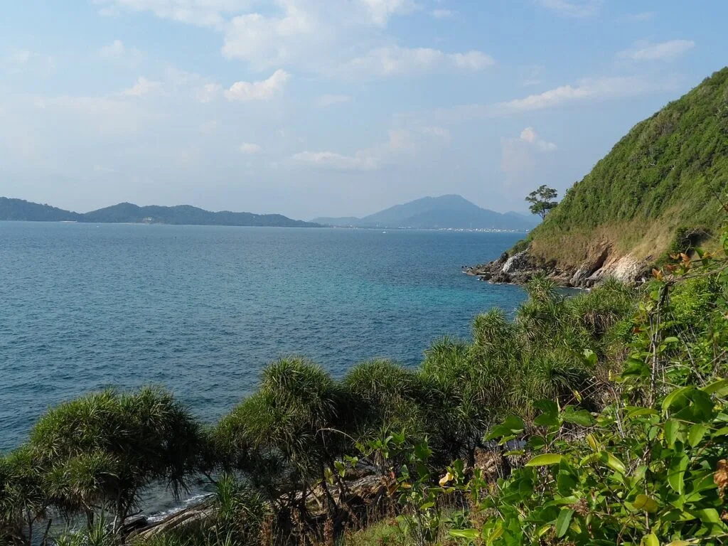 ชายฝั่งตะวันตกและโขดหินบนเกาะเสม็ด