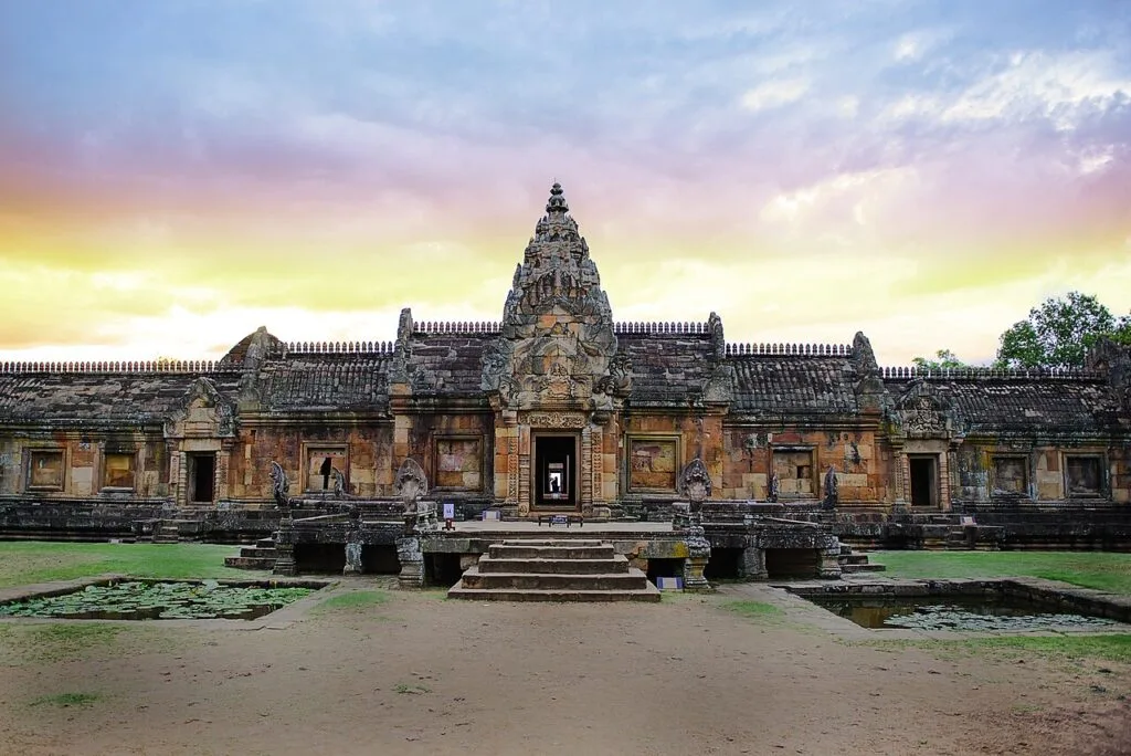 ภาพประกอบ ปราสาทหินพนมรุ้ง บุรีรัมย์ — ปราสาทขอมบนปากปล่องภูเขาไฟ