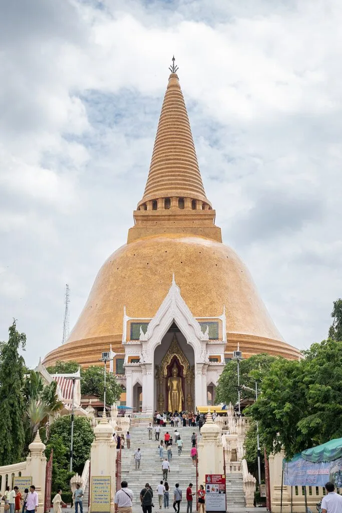 องค์พระปฐมเจดีย์มองจากวิหารทิศเหนือ
