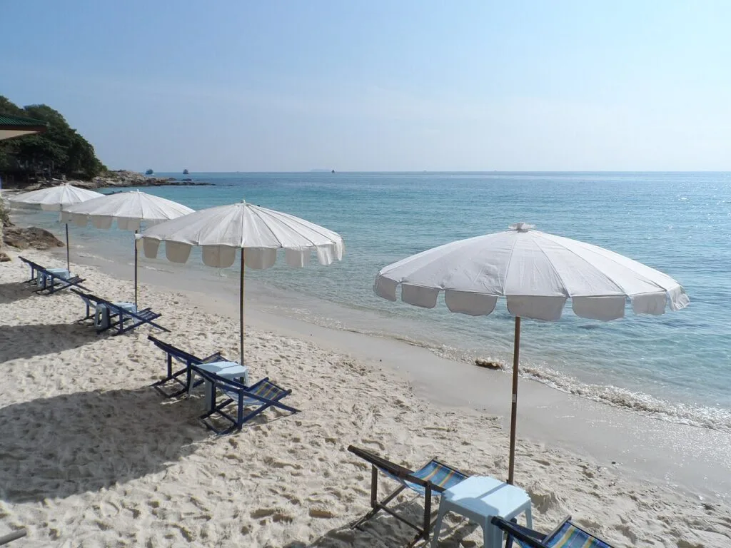 หาดแสงเทียนและทะเลใสบนเกาะเสม็ด