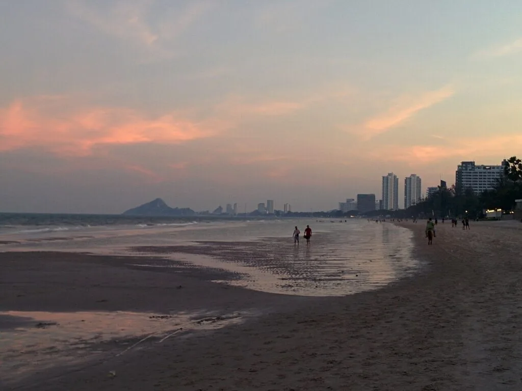 ชายหาดหัวหินในแสงยามเย็น
