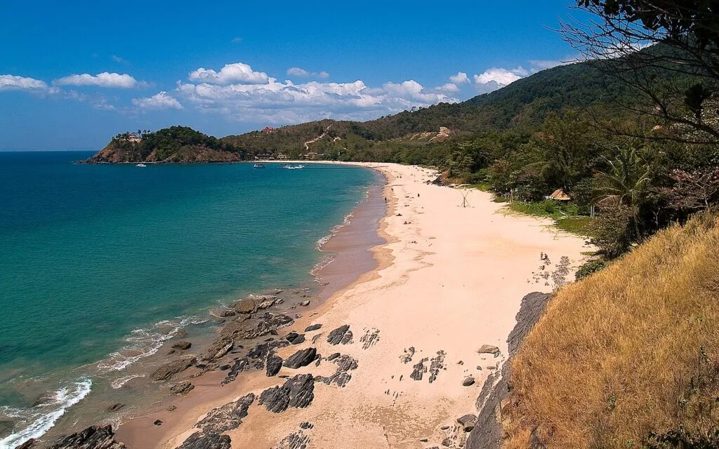ชายหาดยาวบนเกาะลันตาใหญ่ จังหวัดกระบี่