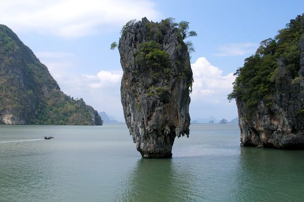 เขาตาปูแท่งหินปูนกลางอ่าวพังงา