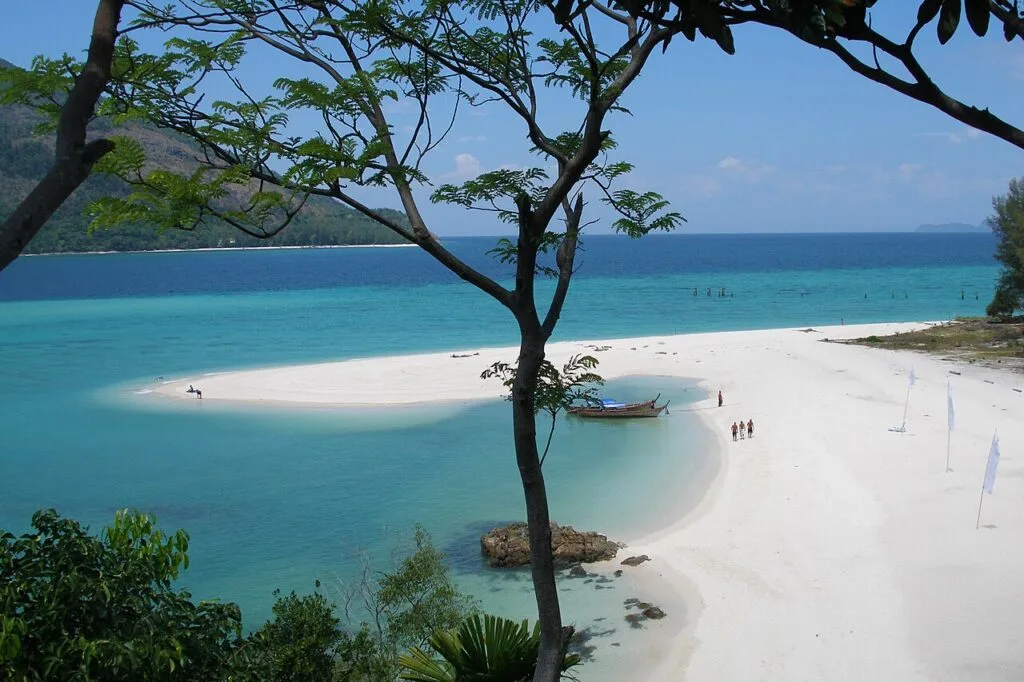 น้ำทะเลใสและชายหาดเกาะหลีเป๊ะ