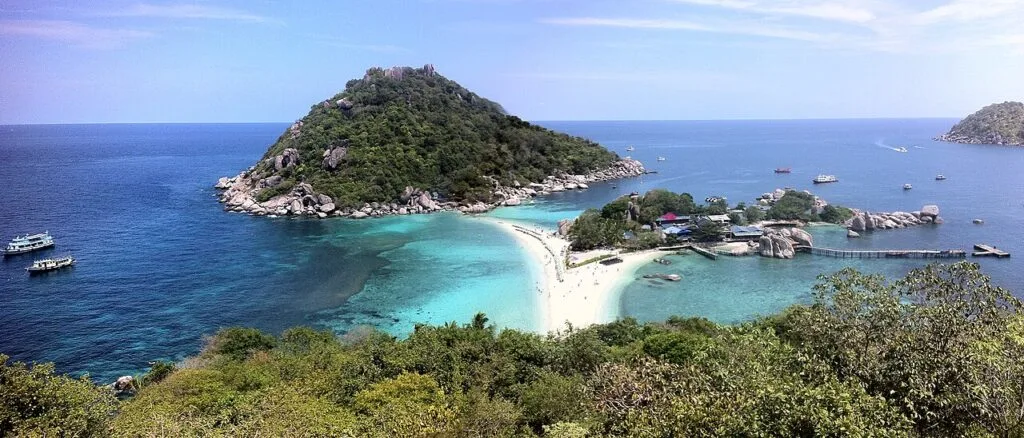 สันทรายเชื่อมเกาะนางยวนใกล้เกาะเต่า