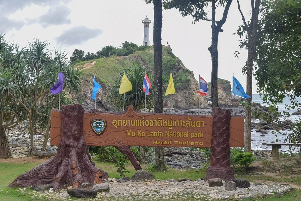 ชายฝั่งในอุทยานแห่งชาติหมู่เกาะลันตา