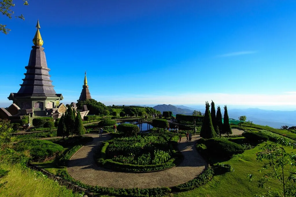 พระมหาธาตุนภเมทนีดลและนภพลภูมิสิริบนดอยอินทนนท์