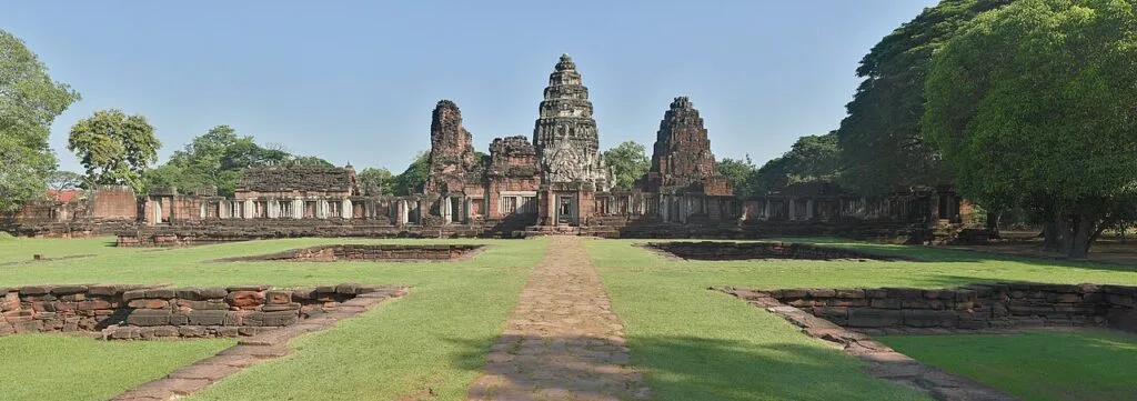แนวอาคารและระเบียงคดของปราสาทหินพิมาย