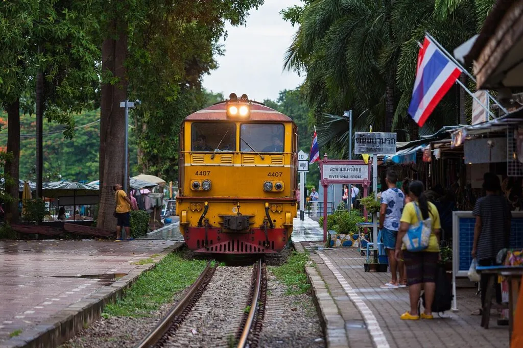 สถานีรถไฟสะพานแควใหญ่ใกล้สะพานประวัติศาสตร์