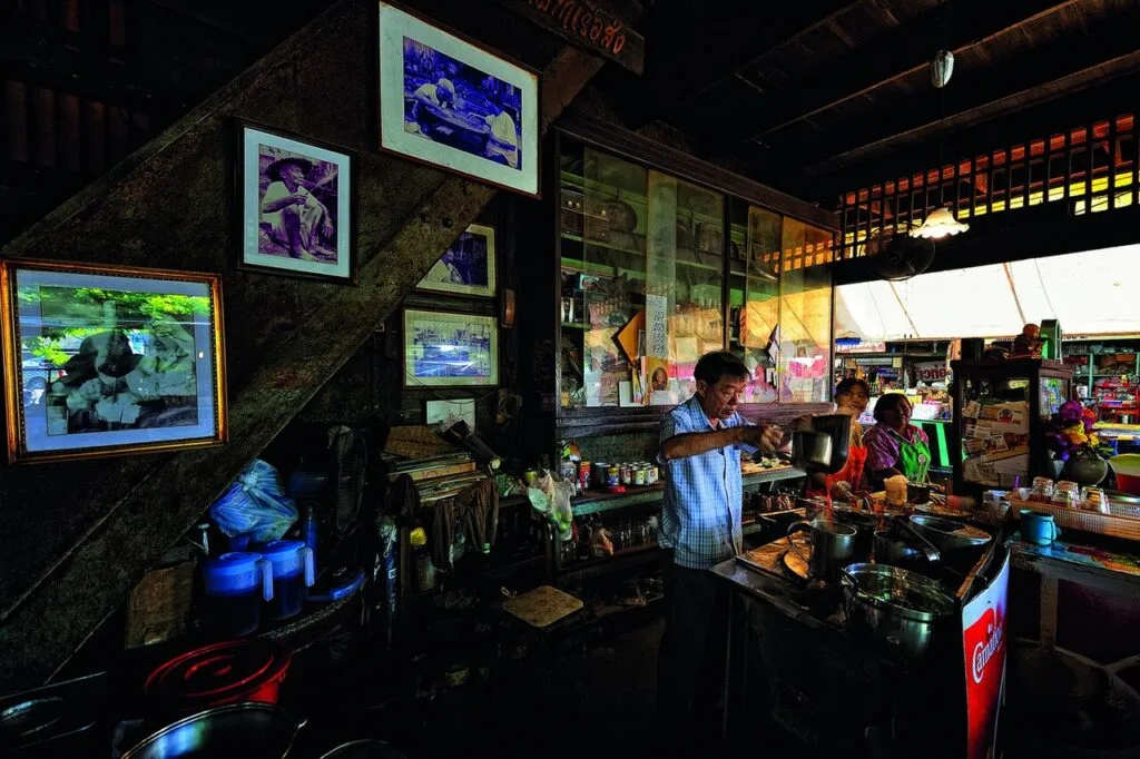 แนวเรือนไม้ตลาดสามชุกร้อยปี สุพรรณบุรี