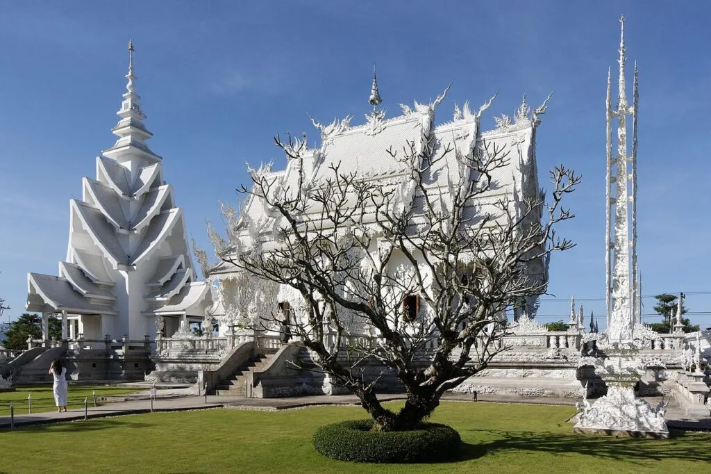 อุโบสถสีขาวและสะพานวัดร่องขุ่น เชียงราย