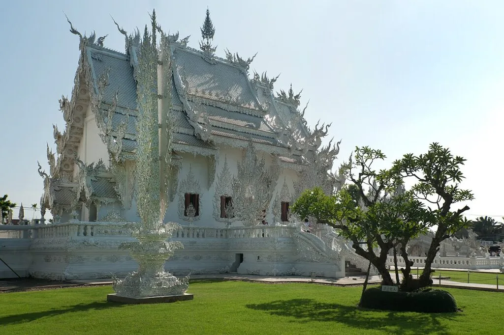 รายละเอียดประติมากรรมสีขาวประดับกระจกวัดร่องขุ่น