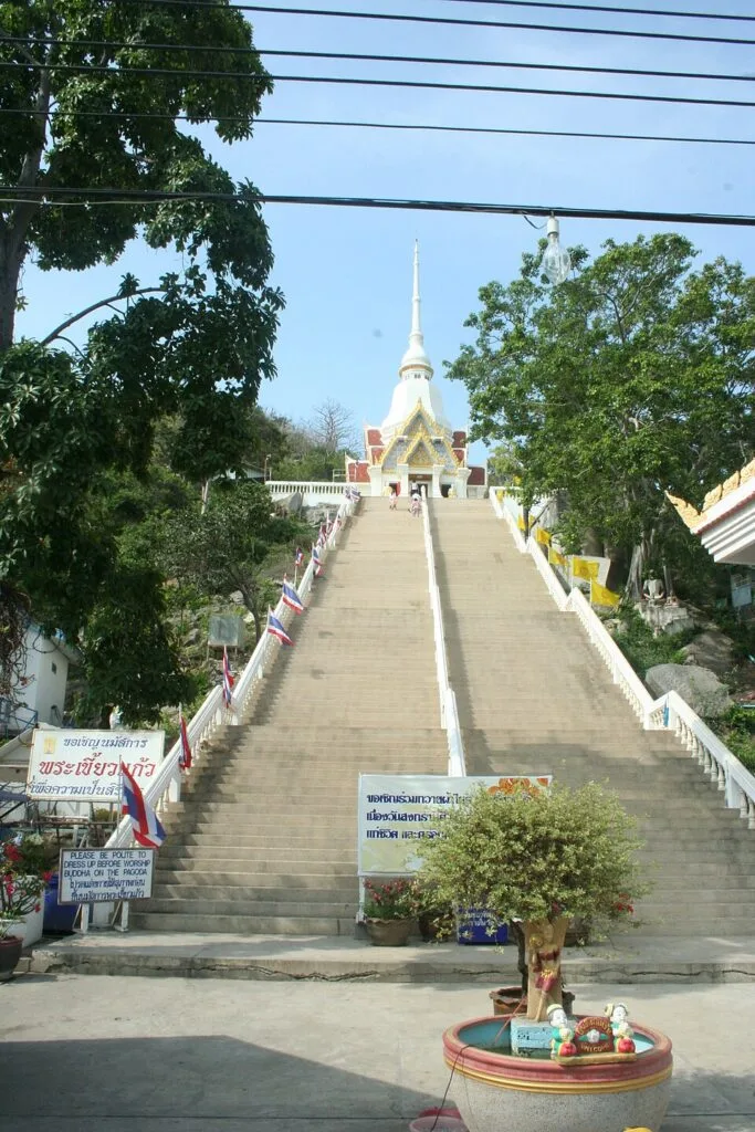 เขาตะเกียบและแนวชายหาดหัวหิน