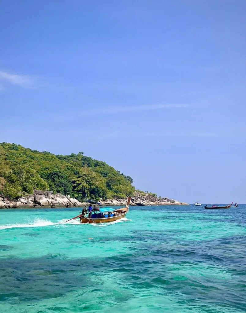 เรือขนาดเล็กบริเวณหมู่เกาะอาดังราวีและเกาะหลีเป๊ะ