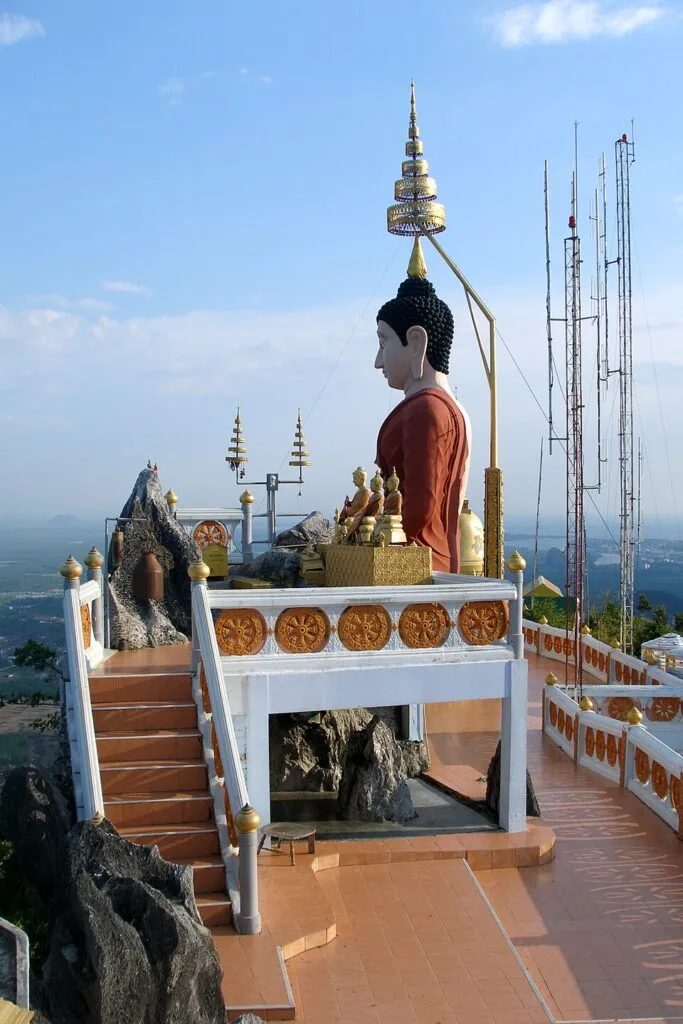 พระพุทธรูปบนยอดเขาวัดถ้ำเสือ จังหวัดกระบี่