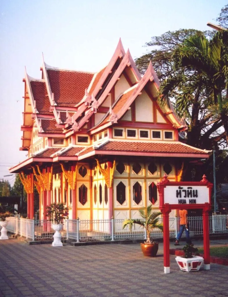 พลับพลาสถานีรถไฟหัวหินสถาปัตยกรรมสำคัญของเมือง