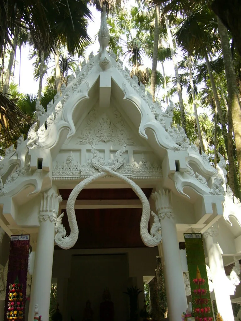 ศาลศักดิ์สิทธิ์ท่ามกลางป่าคำชะโนด