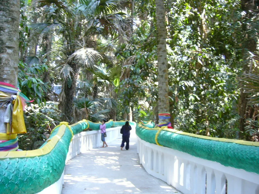 สะพานทางเดินเข้าสู่เกาะคำชะโนด อุดรธานี