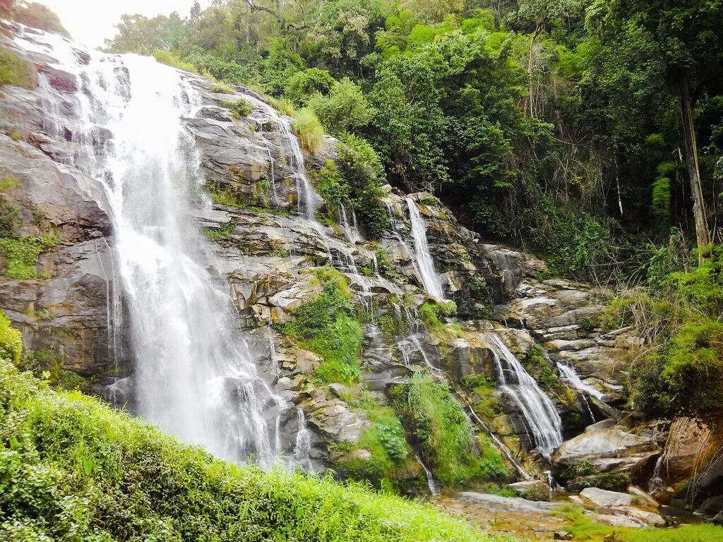 น้ำตกในอุทยานแห่งชาติดอยอินทนนท์ จังหวัดเชียงใหม่
