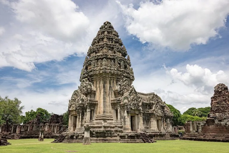ภาพประกอบ อุทยานประวัติศาสตร์พิมาย นครราชสีมา — ปราสาทขอมยิ่งใหญ่แห่งอีสาน