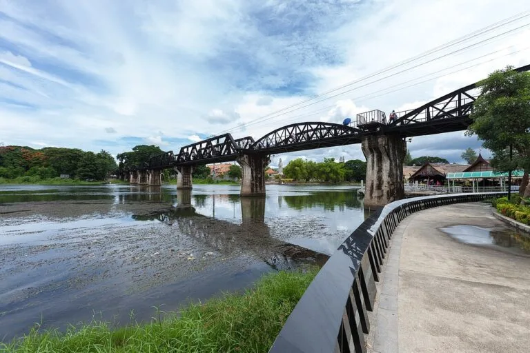 ภาพประกอบ สะพานข้ามแม่น้ำแคว กาญจนบุรี — ทางรถไฟสายมรณะและประวัติศาสตร์สงครามโลก