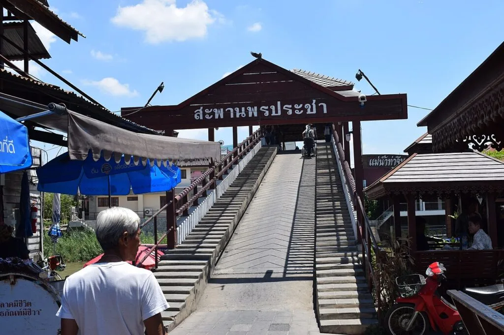 เรือนไม้และสะพานในตลาดสามชุก จังหวัดสุพรรณบุรี