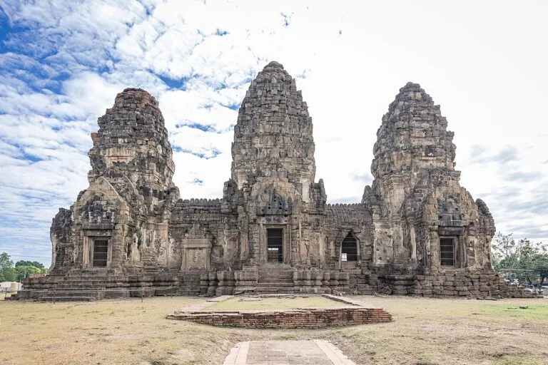 ภาพประกอบ พระปรางค์สามยอด ลพบุรี — ปราสาทขอมและเมืองลิงแห่งภาคกลาง